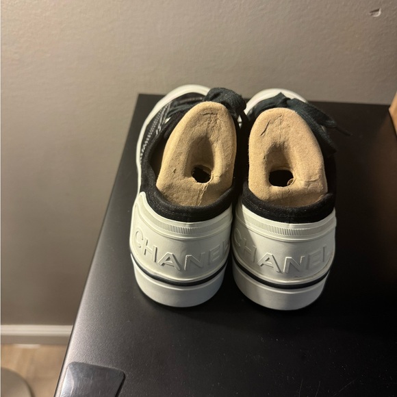 CHANEL SUEDE/VELOUR SNEAKERS BEAUTIFUL AND NEVER WORN ONLY ACROSS MY CARPET - Picture 16 of 16